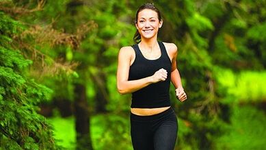 aerobic Übung fir Gewiicht ze verléieren am Bauch a Säiten